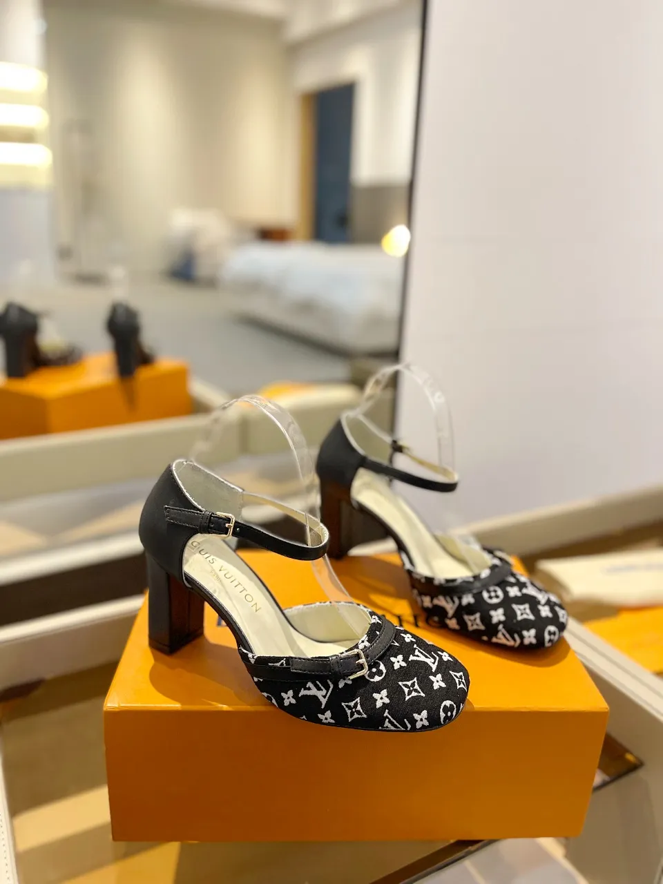 👟👟Ex-factory price 640👟👟 2024 latest L✔ The latest catwalk style slippers from L✔ Home counters, official website series updated simultaneously, perfect last + LV new element button design, full of femininity, noble temperament, original reverse mold last, ultimate 1:1 shape, high-end quality, imported high-end fabrics showing exquisite texture! Fabric: LV denim Lining: high-quality soft sheepskin lining Feet: imported goatskin Customized A-grade high-density private mold outsole, luxurious packaging! 8 cm thick heel Size: 34-42, (34, 40, 41, 42 customizations are non-refundable)